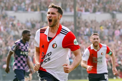 Santiago Giménez renovó con el Feyenoord hasta 2027