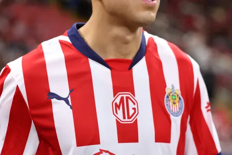 Roberto Alvarado, entre Chivas y Cruz Azul.