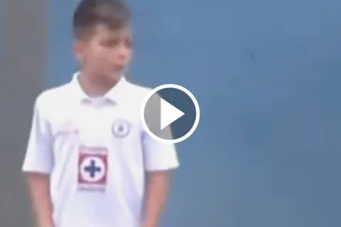 Gilberto Mora con la playera de Cruz Azul