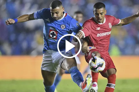 ¿Robo a Cruz Azul? El posible penal que no pitaron a Giakoumakis y por el que Ramos Rizos se burló