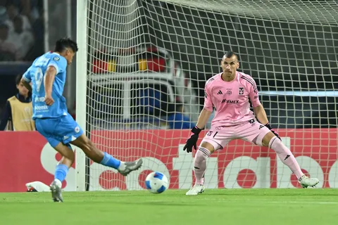 El dardo de Nahuel Guzmán que sacude a Cruz Azul y Víctor Velázquez: "No puedes ser grande si..."