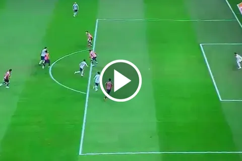 José Paradela anota su primer gol con la playera de Cruz Azul ante Chivas.