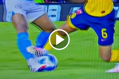 Dos Santos casi lesiona a Ditta.