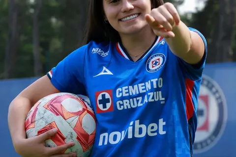 Nació en California, juega para la Selección de Perú, y ahora ficha por Cruz Azul femenil