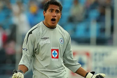 Tiene menos partidos que Andrés Gudiño en Cruz Azul, se queda sin equipo y analiza el retiro