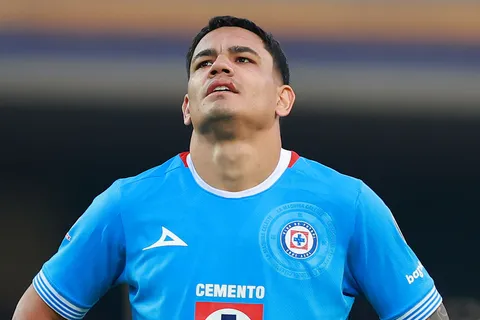 Toro Fernández fue bajado de la lista de Cruz Azul.