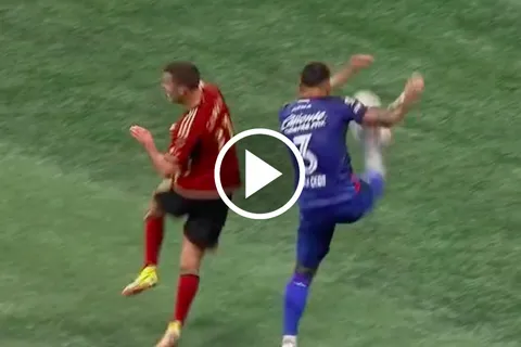 Carlos Salcedo protagonizó una polémica jugada