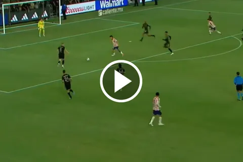 El Piojo Alvarado salva a las Chivas en su estreno en Leagues Cup con una obra de arte