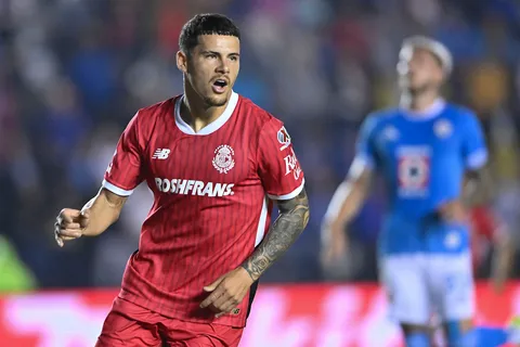 ¿Loco por venir? Maximiliano Araujo vuelve a reaccionar a un posteo de un jugador de Cruz Azul