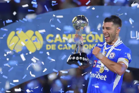 Mónaco inicia conversaciones con Cruz Azul por Erik Lira tras la puja del Al Jazira y Real Betis