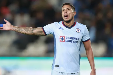 Salcedo define su salida de Cruz Azul