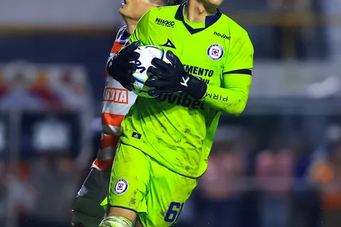 Bruno Salgado levanta la mano en Cruz Azul.