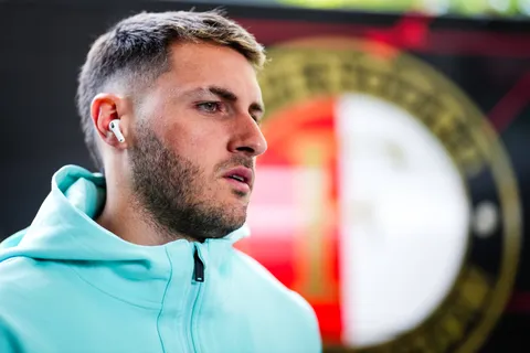 Santi Giménez levanta elogios.