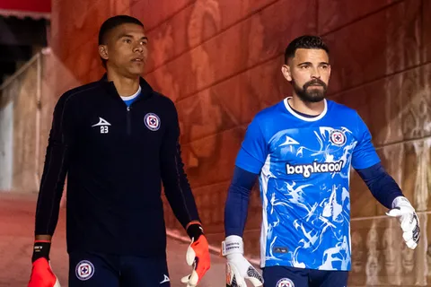 Larcamón pateó el tablero y sorprendió con Gudiño como titular.