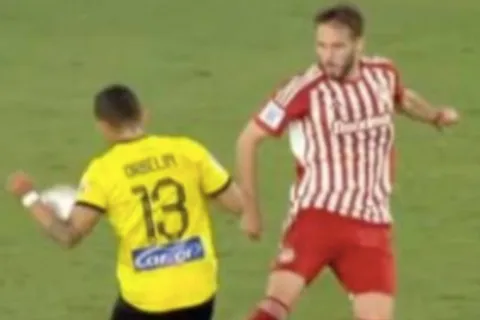 Orbelín Pineda jugó en el empate del AEK Atenas ante Olympiaco