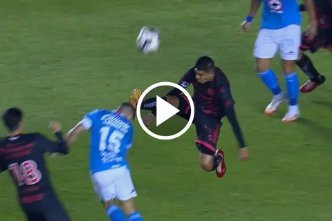 El patadón a Nacho Rivero que Ismael López no vio como penal.