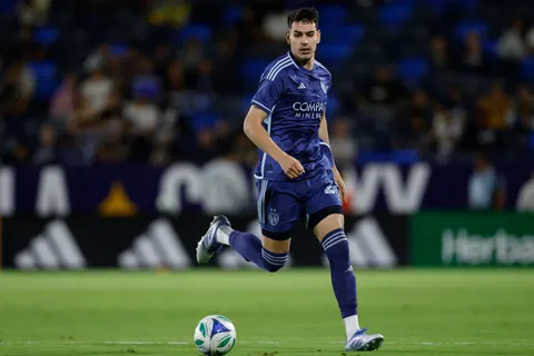 Alan Montes llega a Cruz Azul para robustecer la defensa.