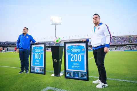 La afición de Cruz Azul le dejó un pedido al Ingeniero Velázquez.