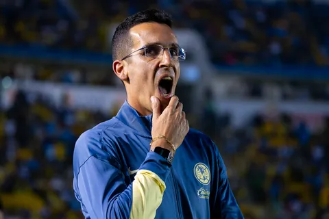 Paulo Víctor, asistente de Jardine en el América, expuso ante la prensa a Vicente Sánchez