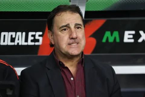 Néstor Lorenzo se refirió a la lesión que sufrió Kevin Mier.