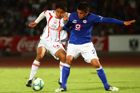 Surgió en Cruz Azul, se retiró a los 31 y hoy trabaja como DT en el club.