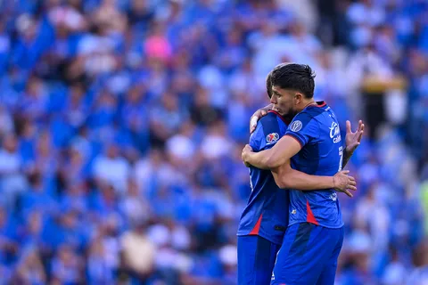 Los dos únicos jugadores de Cruz Azul que despidieron en redes a Carlos Salcedo