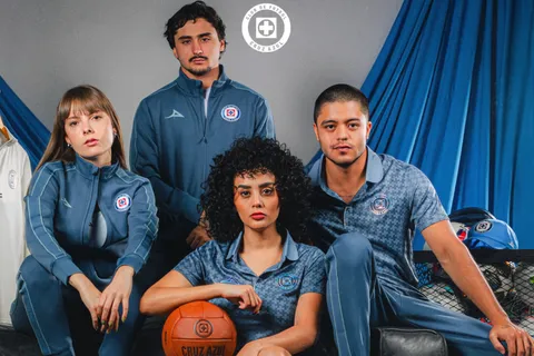 La colección incluye no solo la camiseta de juego, sino también una línea completa de chamarras, sudaderas y ropa de entrenamiento.
