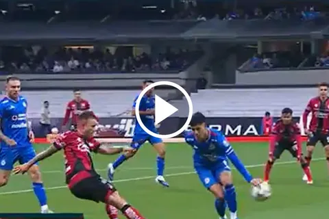 Una mano de Omar Campos dentro del área desató la polémica en el Cruz Azul vs. Atlas.
