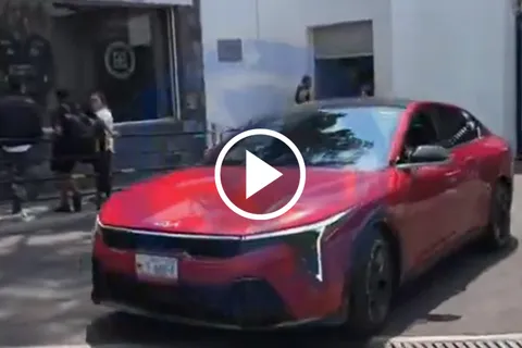 El lujoso carro con el que Bryan Gamboa se presentó en Cruz Azul: cuesta medio millón de pesos