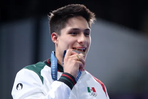 Así reaccionó Santiago Giménez a la segunda medalla de Osmar Olvera en Paris 2024