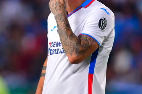 La afición se manifestó ante el regreso de Augusto Lotti a Cruz Azul