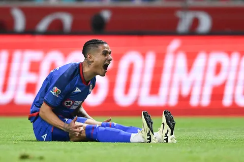 Uriel Antuna es bautizado con nuevo apodo y lo abraza.