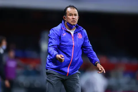 Juan Reynoso apostó por un ex Cruz Azul que dirigió en Puebla para su equipo en Perú.