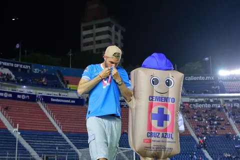 Cruz Azul promete sorpresa con Cruz Azulito: costalito y la bolsa misteriosa con la que apareció