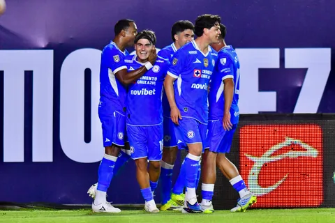 Cruz Azul debutó con una emocionante victoria ante San Luis