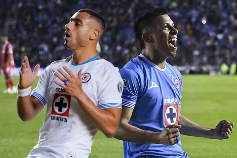Comienza a debatirse sobre el equipo de Cruz Azul ante América. ¿Sepúlveda o Giakoumakis?