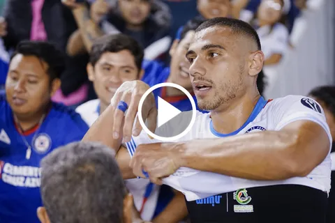 Giorgos Giakoumakis y un divertido momento con un aficionado de Cruz Azul.