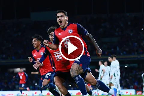 El uruguayo le dio el triunfo a Cruz Azul sobre el final del partido.
