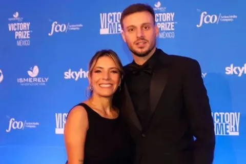 Martín Anselmi se mostró junto a su pareja en el Victory Prize