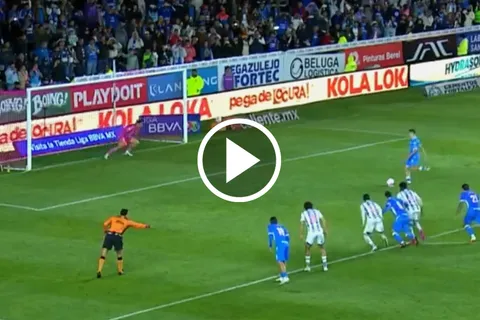 Montaño anotó el 2-1 para Cruz Azul ante Pachuca.