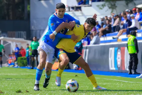 Carlos Vargas contra Kevin Álvarez durante el Clásico Joven Sub 23.