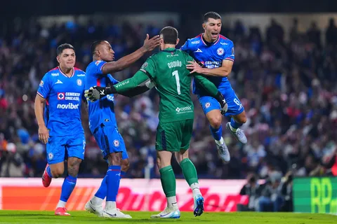 Adrián Esparza reveló intimidades del plantel de Cruz Azul.