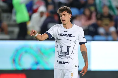"Ni se te ocurra irte": Afición de Pumas se resiste a la salida de Juan Dinenno