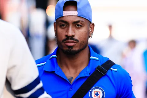 Willer Ditta calentó la previa del Clásico Joven con una advertencia en Cruz Azul.