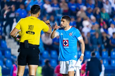 Ignacio Rivero salió con la cabeza ensangrentada después de una terrible patada que debió ser expulsión y penal para La Máquina.