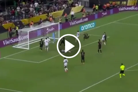 El golazo de Santi Giménez que no fue.