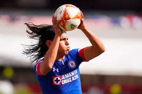 Jerry Flores se fue hasta Japón para pedir por Cruz Azul