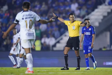 Polémica designación: Los 2 errores clamorosos del árbitro que dirigirá a Cruz Azul en semifinales