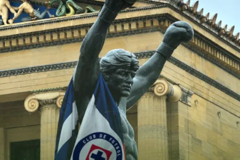 Cruz Azul ignoró la "maldición" de la estatua de Rocky: la vistieron con los colores del club