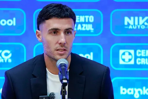 El ahora ex Necaxa ya forma parte de Cruz Azul y habló en conferencia.